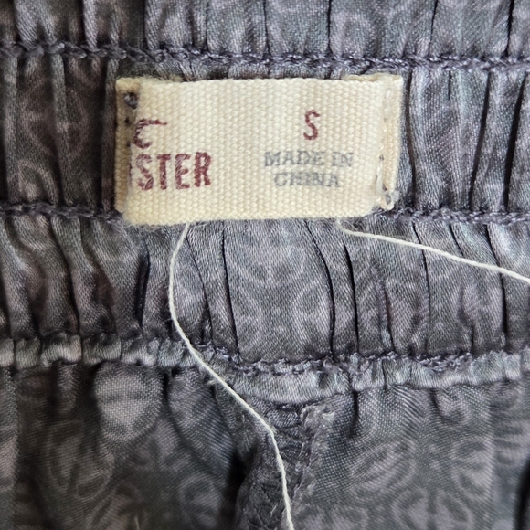 Hollister | Gray Print Silky Joggers Size Small - Picture 4 of 5